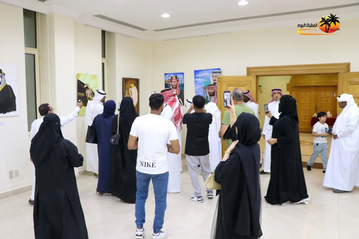 خمسة أيام ليست من هذا الزمن.. 23 تشكيليًا وتشكيلية ينقشون التراث على جدران خيرية القطيف.. بينهم أبناء «الشرقية» وفنان مصري