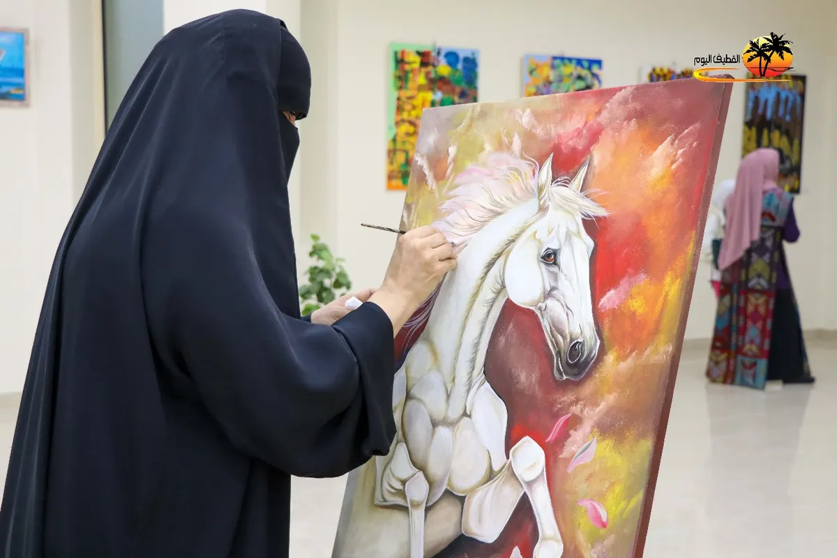 من الملاحة.. في «تراث مواهب».. فاطمة آل مسلم تجسد «جلسة القدو» للمرأة القطيفية القديمة