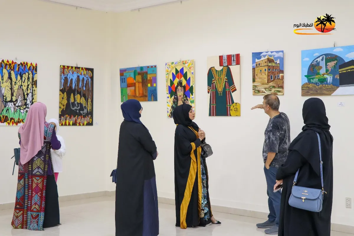من القطيف.. التشكيلية عواطف آل نور الدين تُخيط وتبني التراث بريشتها في تراث مواهب