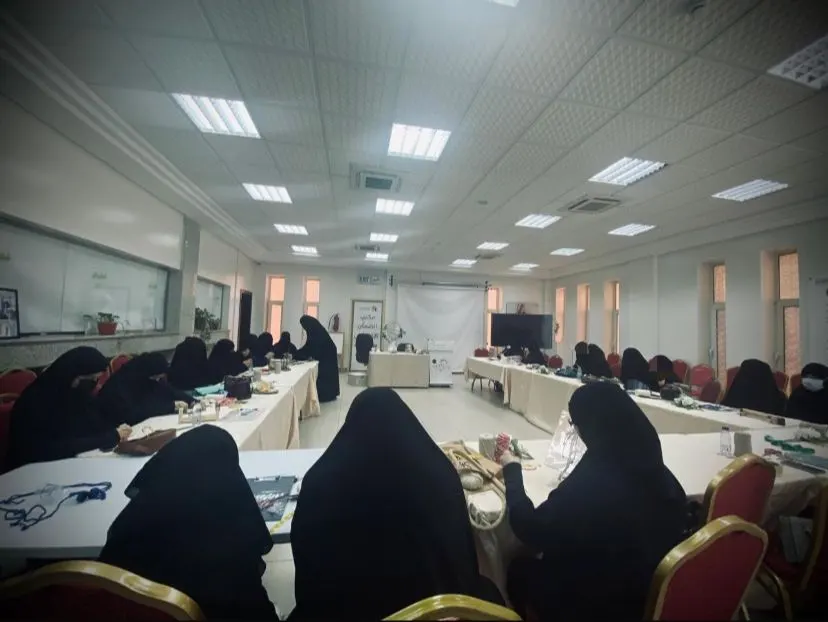 كوكب الشعلة تدرب 30 من مستفيدات ضمان القطيف على «فن المكرميات»