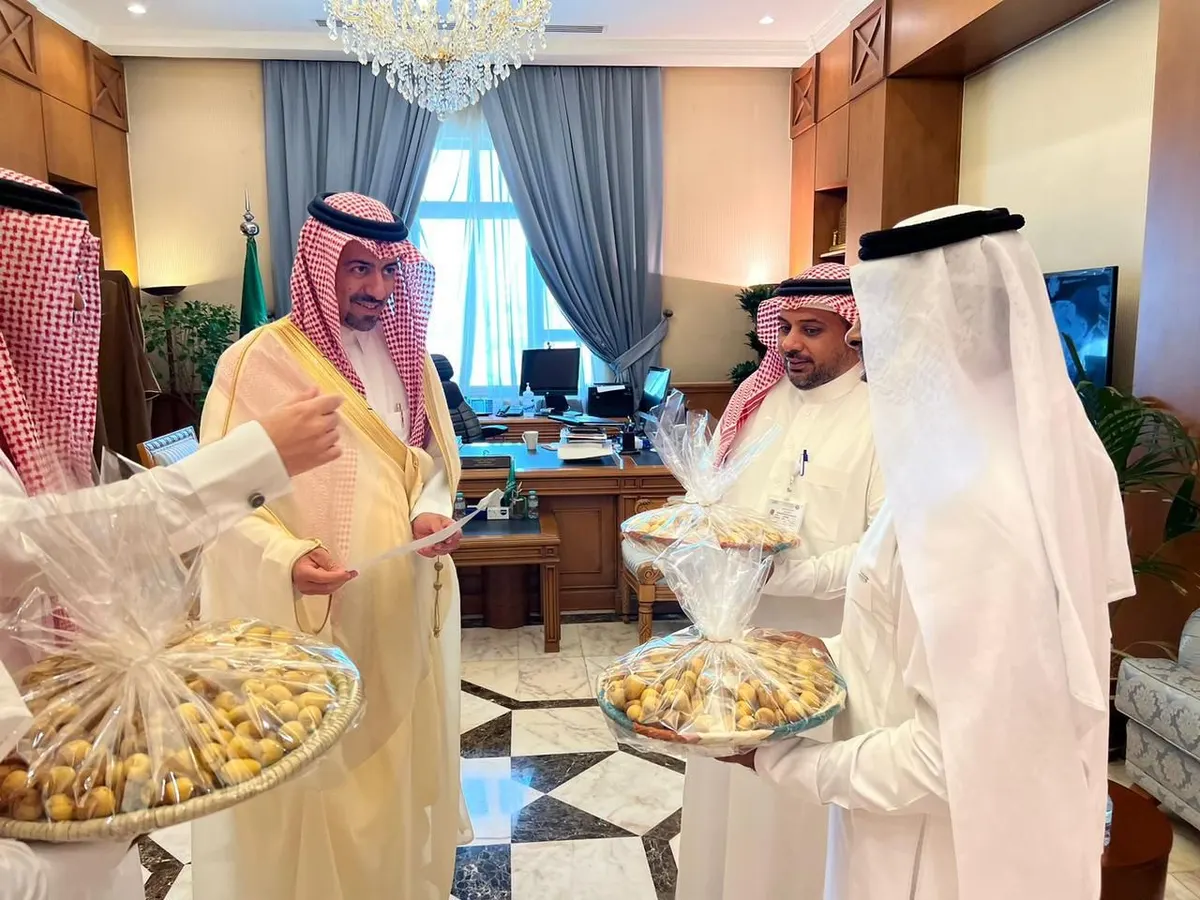 محافظ القطيف يطّلع على تجربة المزارع علي الخويلدي.. تمكن من جني رطب الخلاص قبل موسمه