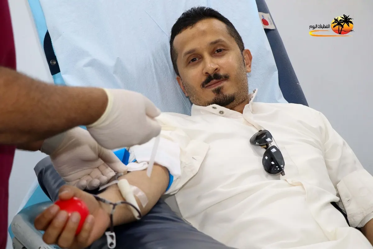 في بلدية القطيف.. 110 متطوعين استقبلوا 53 متبرعًا بالدم في أول أيام حملة «وبها نحيا 2»