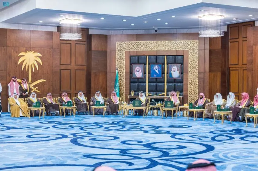 أمير الشرقية يستقبل المسؤولين ومنسوبي وزارة الرياضة بالمنطقة في مجلس الاثنينية