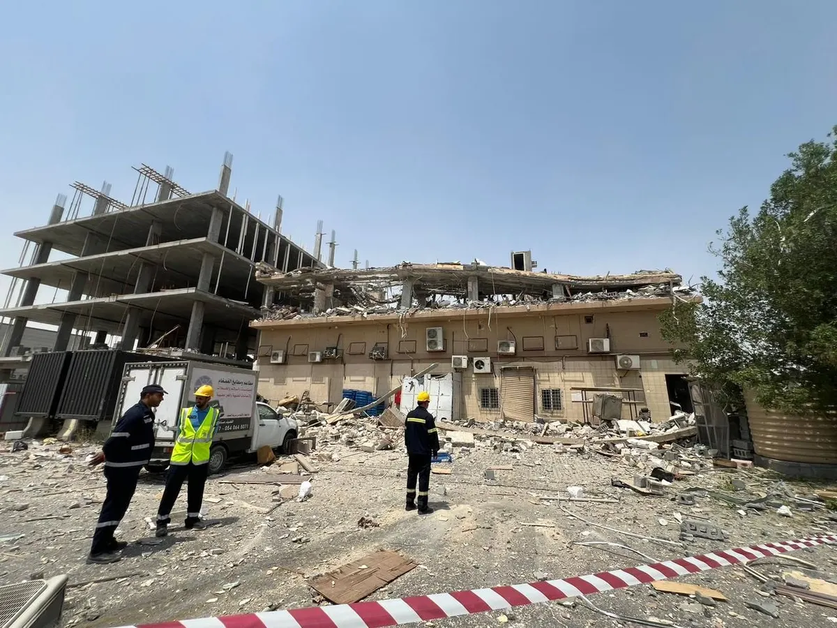 في القطيف.. الخريف يوجّه بتطبيق كافة إجراءات السلامة.. وقف ميدانيًا على حريق مطعم بصناعية الأوجام.. وميض لحظي أدى لانهيار سقف وتطاير ركام