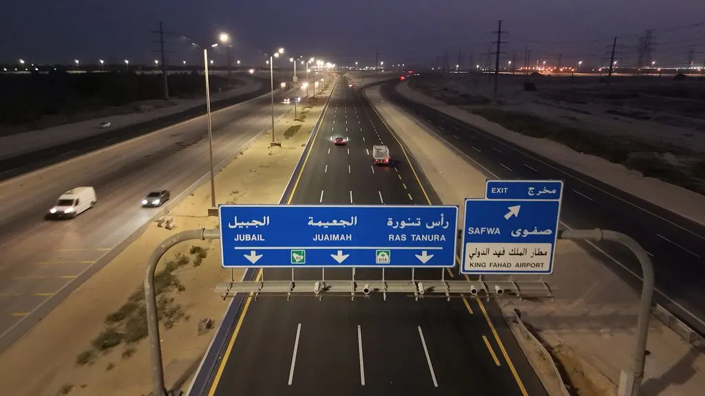 من جسر الأوجام إلى رأس تنورة وبطول 28 كم.. أمانة الشرقية تنتهي من أعمال صيانة ورفع كفاءة طريق الظهران الجبيل