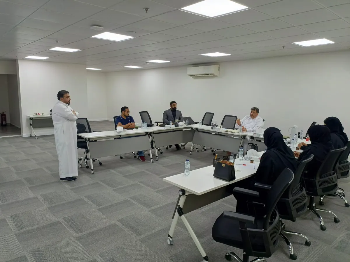 في سيهات.. بهدف تخفيف العبء عن الأهالي.. «سعادة» تباشر برنامج بركة الدار بزيارة مستفيديها المسنين