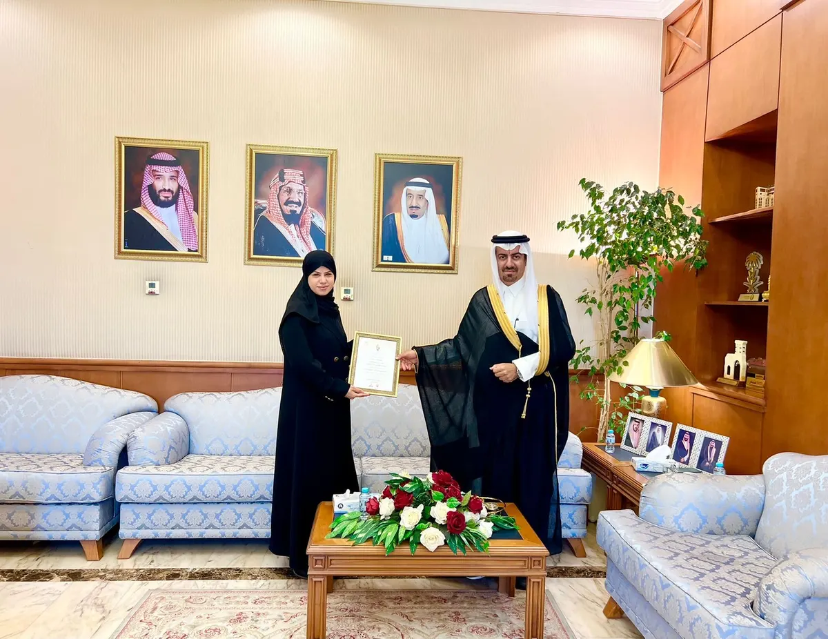 محافظ القطيف يلتقي حليمة بن درويش.. الفائزة بجائزة رئيس مجلس الوزراء للصحافة بمملكة البحرين