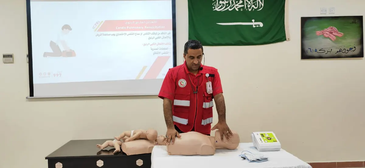 من القطيف.. صالح الخباز يثقف بمبادئ الإسعافات الأولية في دار الرعاية الاجتماعية بـ الدمام