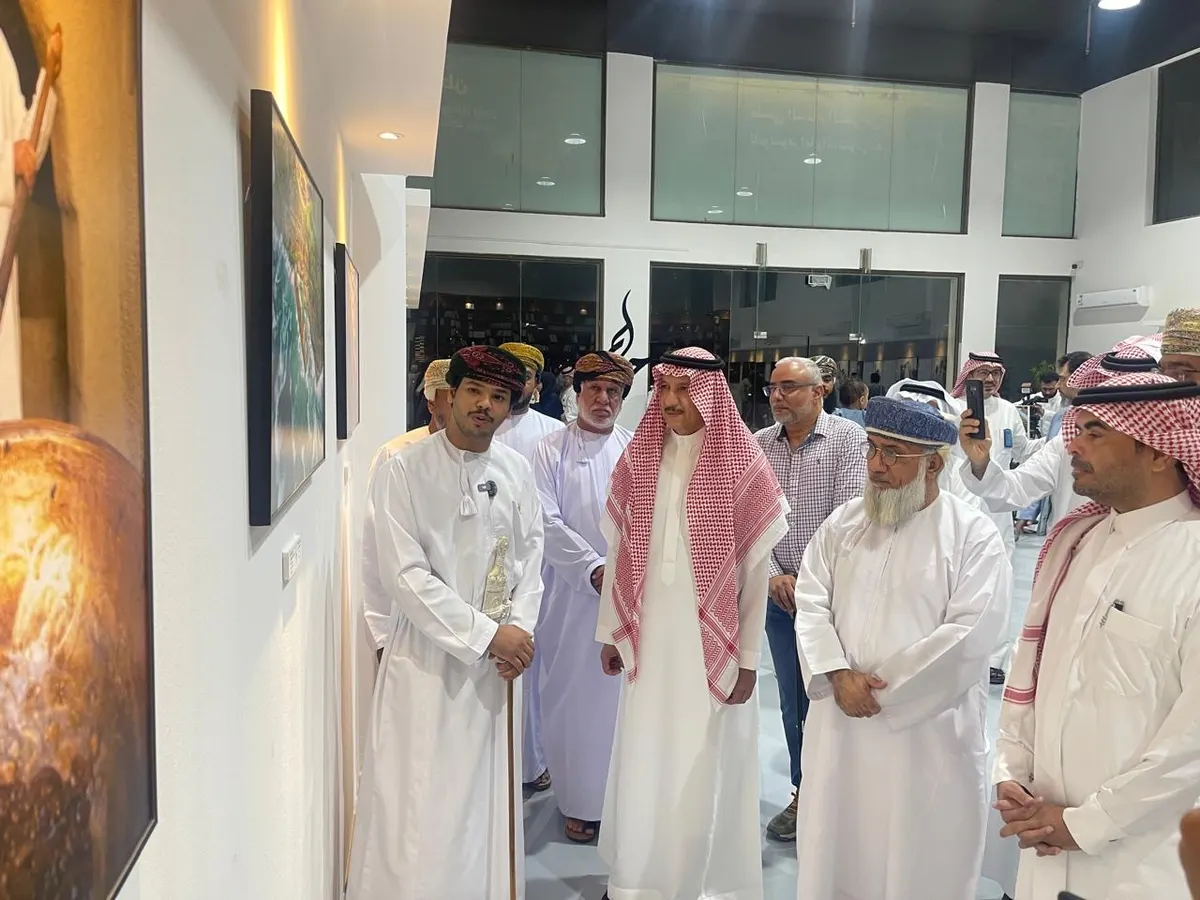 في الدمام.. مدير إعلام الشرقية يفتتح معرض «حلم الفوتوغرافي» للعماني محمد الشعيلي ويستمر 10 أيام.