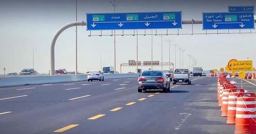 من 10 مساءً إلى 6 صباحًا.. إغلاق مدخل رأس تنورة المتقاطع مع «الظهران-الجبيل».. وتحويل الحركة المرورية لـ مخرج صفوى