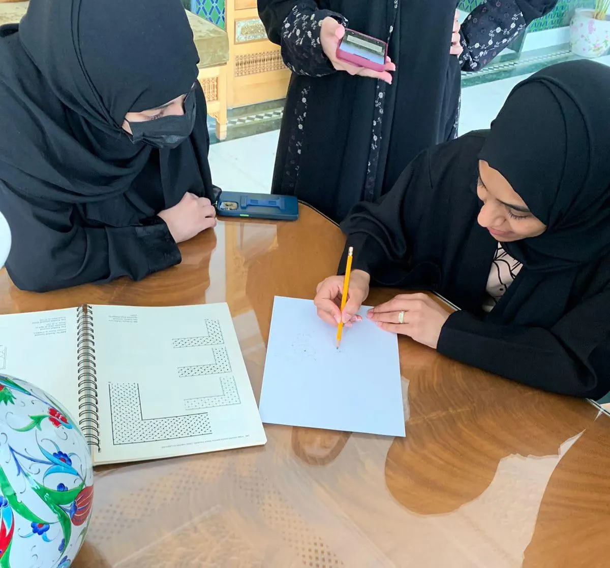 من الربيعية.. توأمة بين جمال الزخرفة وأصالة الخط العربي قدمتها أزهار الصادق في طيبة