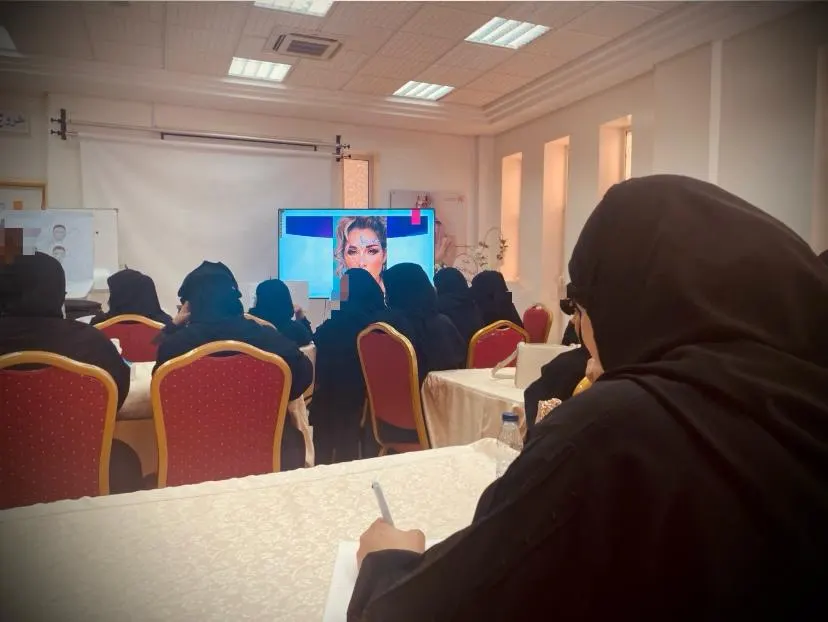 في ضمان القطيف.. فن المكياج بلا أسرار.. «أزهار التاروتي» تدرّب 50 مستفيدة على أدواته وطرق استخدامها