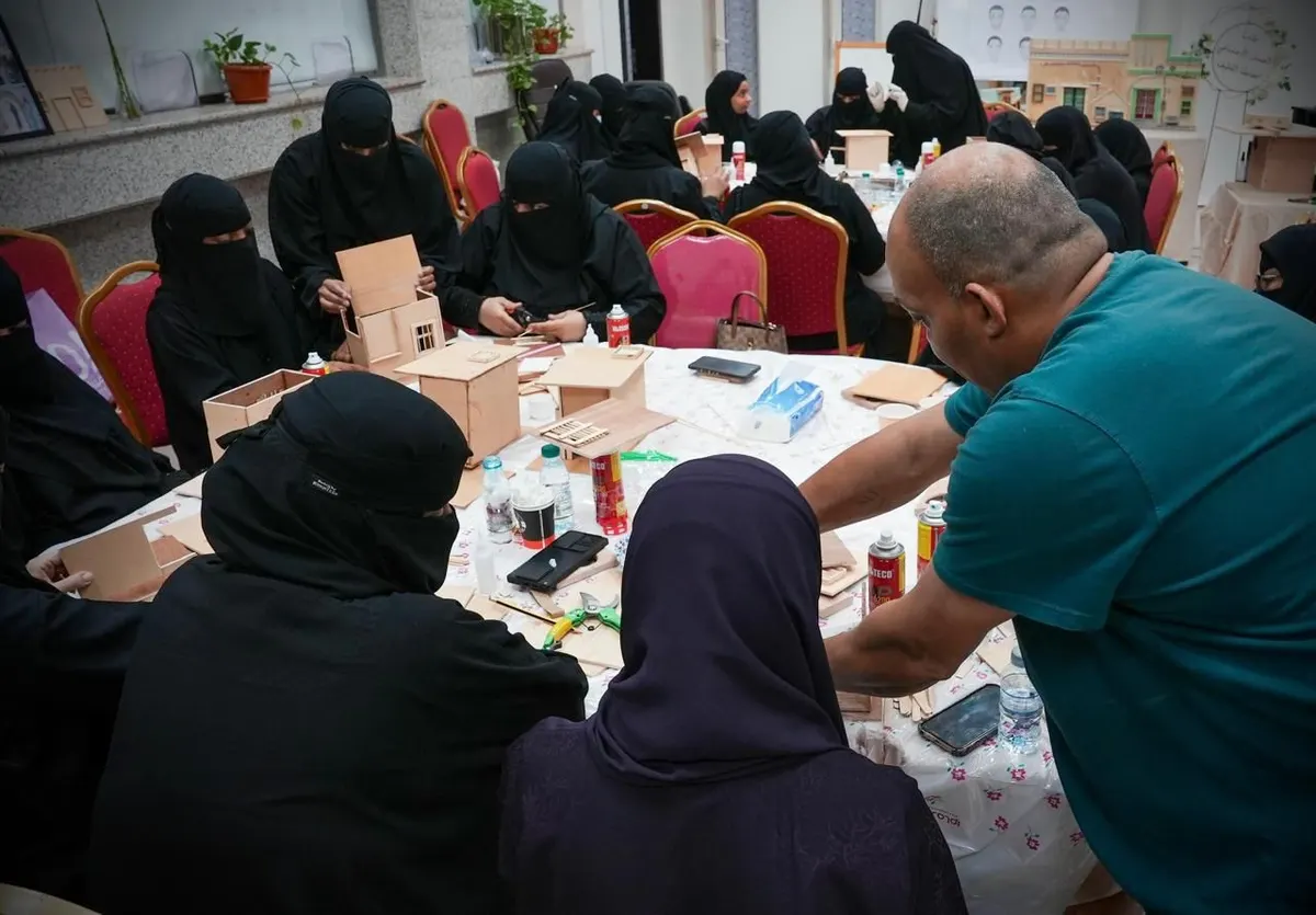 في دورة قادها محمد مغيص.. مستفيدو ضمان القطيف يحولون الخشب إلى قطع فنية