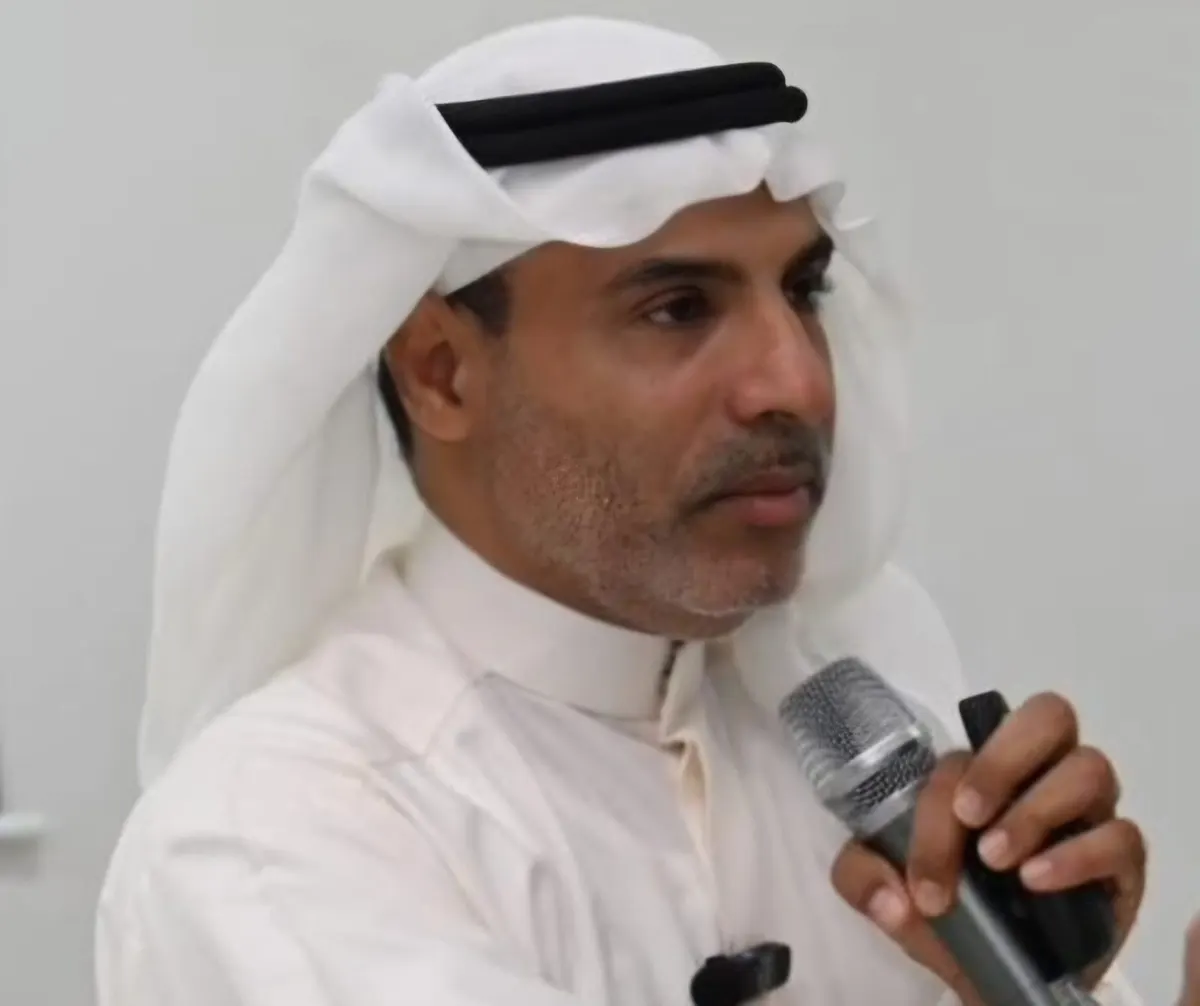 في سنا سنابس.. طالب آل درويش يصحح الانحرافات السلوكية للأبناء