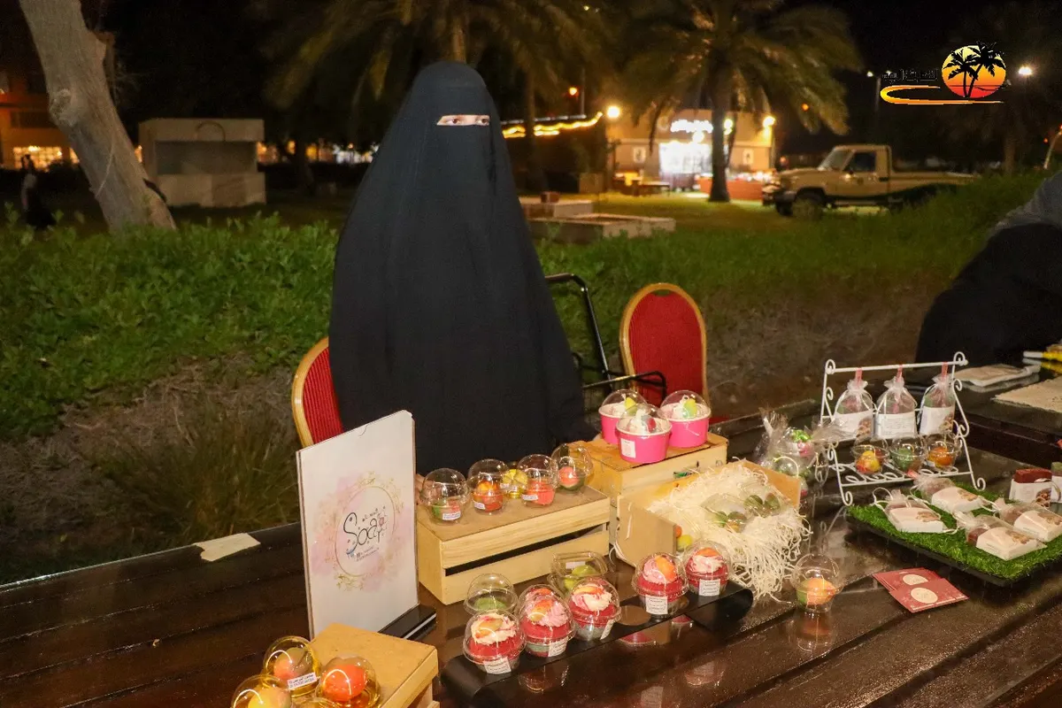 اللوز القطيفي لا يؤكل فقط.. من منتجات غدير الميلاد.. رائحة الصابون والشموع تنعش أجواء فعاليته في سيهات