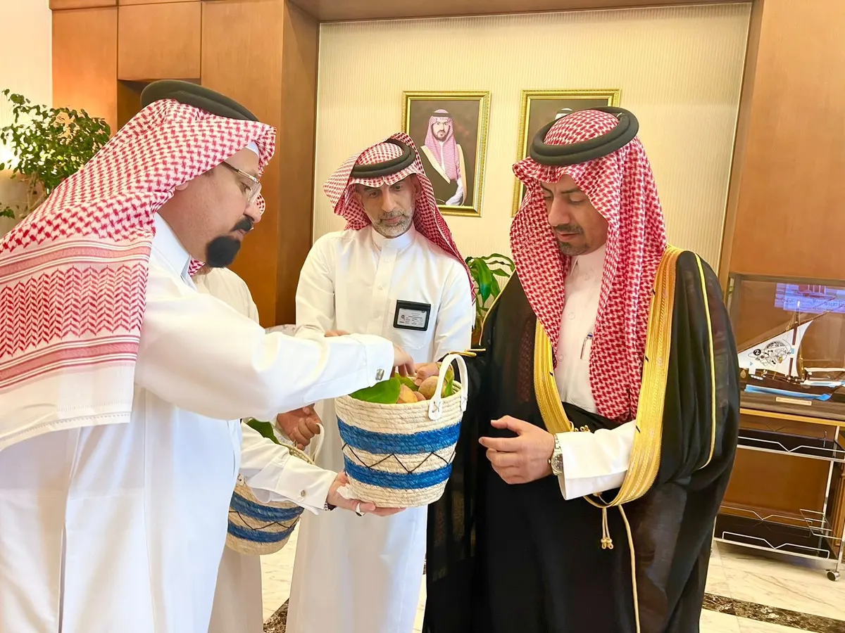 الخريف يتلقي مدير مكتب وزارة البيئة والمياه والزراعة بالقطيف ويطّلع على تقرير مفصّل عن فعالية «اللوز القطيفي»