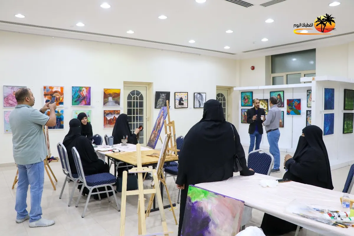 على مدى خمسة أيام في القطيف.. تشكيليون يستعرضون الفن وحب الوطن بـ«50× 50».. أسماء وصور