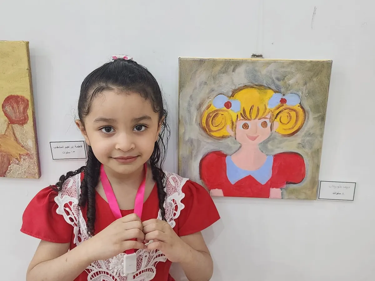 من الربيعية.. على خطى والدتها.. زينب شوكان طفلة في السابعة تمشي بفرشاتها على الكانفس