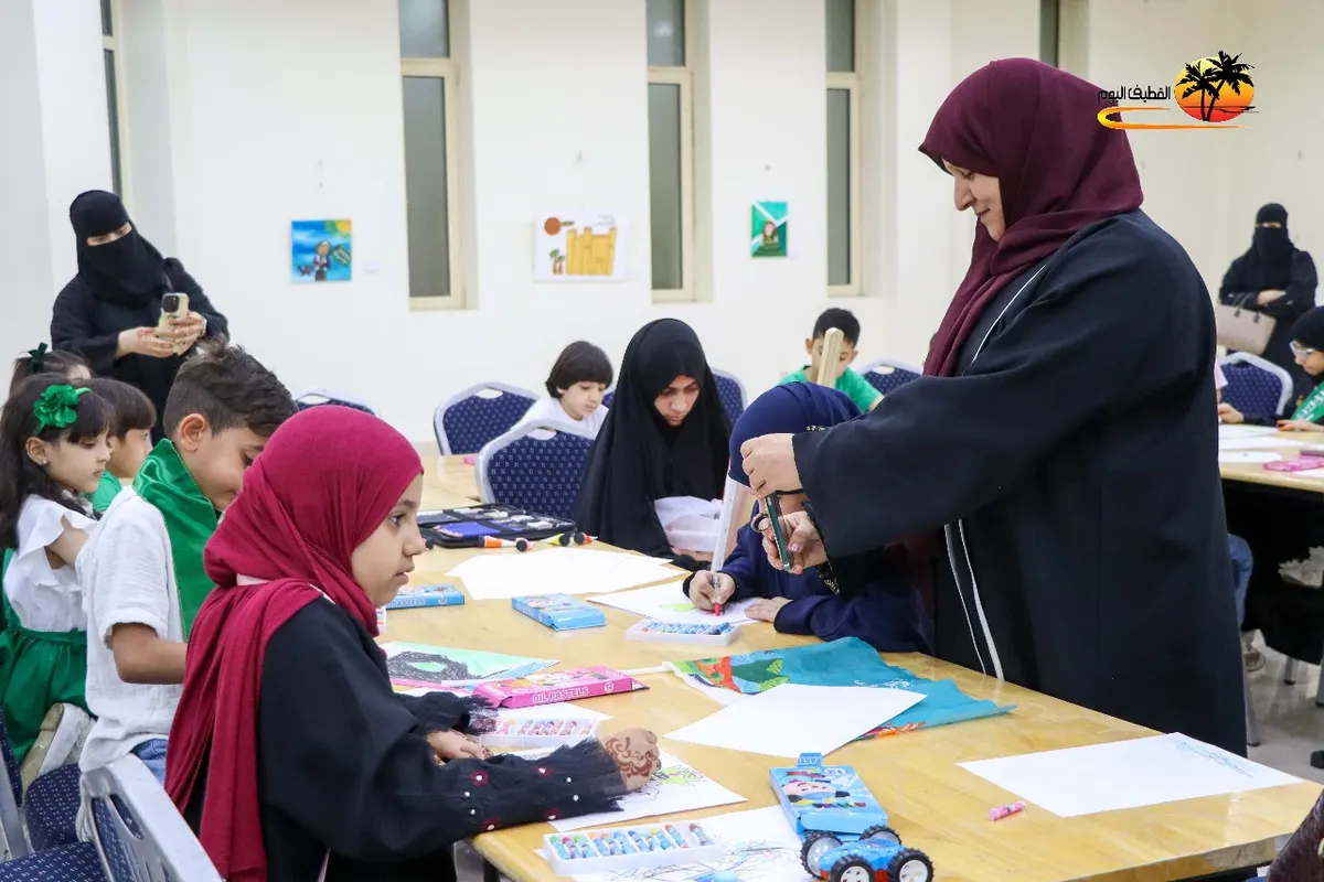 على جدران خيرية القطيف.. 29 بذرة فنية تزهر موهبتها بـ31 لوحة.. أطفال يرسمون حب الوطن في معرض «سما»