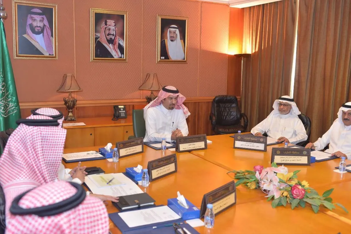الخريف يرأس اجتماع المجلس المحلي.. خدمات الصرف للمخططات.. وتفعيل مهرجانات المحاصيل الزراعية الموسمية على طاولة النقاش