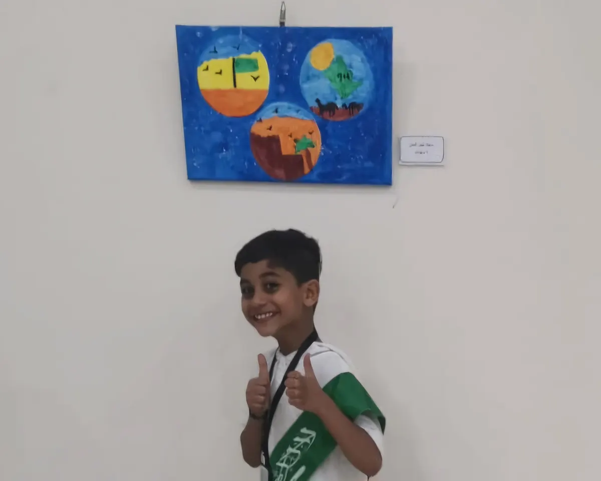 من القطيف.. بـ3 دوائر ترسم رموز المملكة.. سجاد المدن يحتفل باليوم الوطني في «سما»