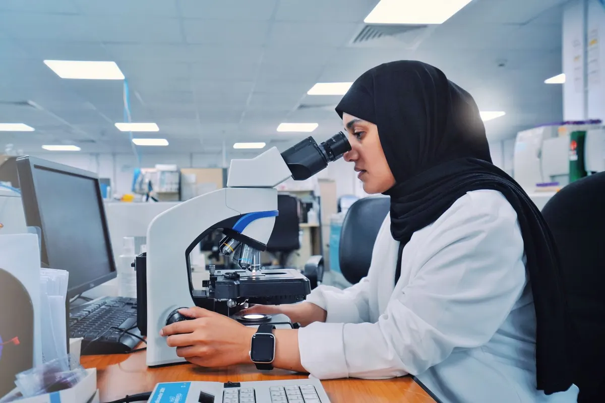 أنهت 1280 فحصًا مخبريًا منذ دخول الخدمة.. شبكة القطيف الصحية توفّر فحوصات مسببات السيولة والتخثر