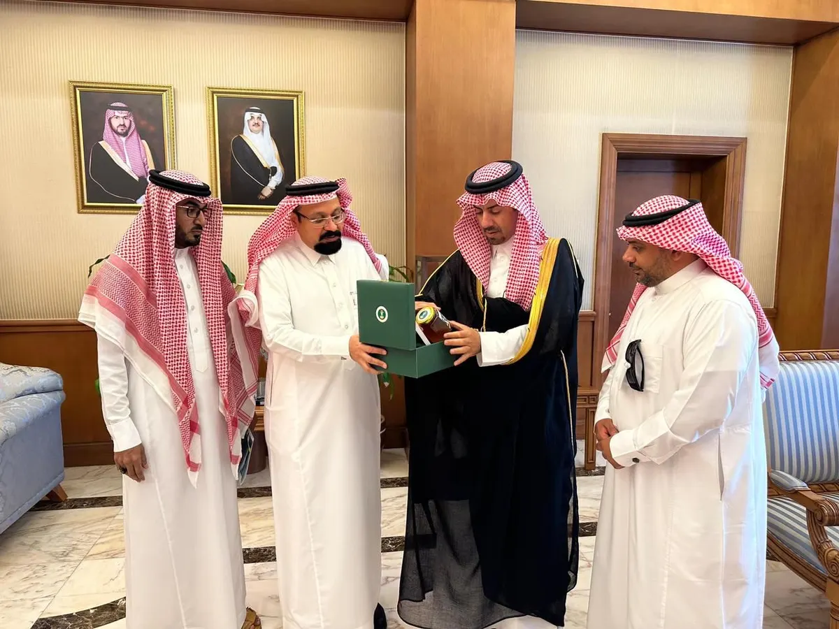 الخريف يلتقي مدير مكتب البيئة والمياه والزراعة بالقطيف.. ويطّلع على النسخة الرابعة لمبادرة إنتاج عسل المانجروف