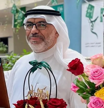من سنابس.. لتقاعده بعد 33 عامًا في سلك التعليم.. مدرسة دار الحكمة بالقطيف تكرِّم المعلم ناصر المسباع