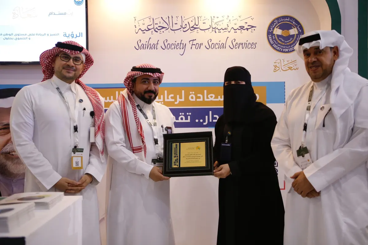في ملتقى اليوم العالمي لكبار السن بـ عنيزة.. إبتسام الحميزي تكرِّم «سعادة سيهات»