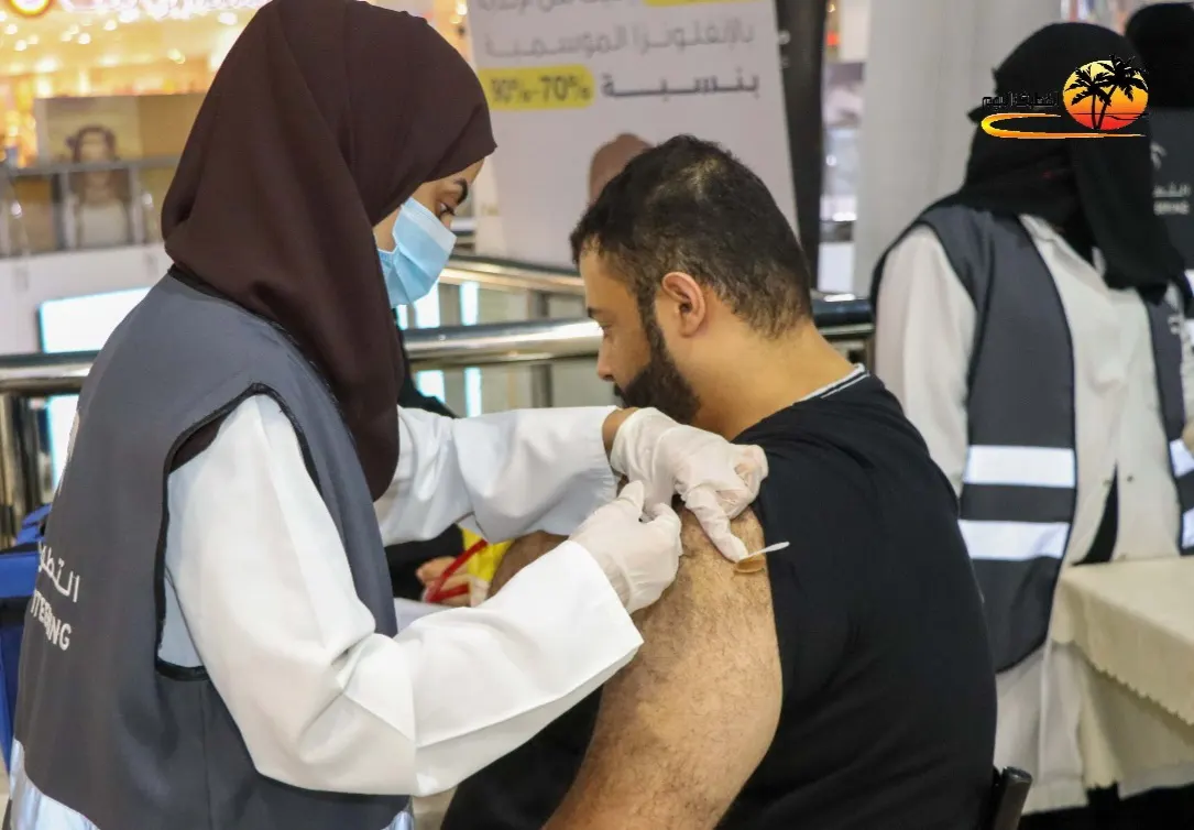 في القطيف.. لقاح الإنفلونزا الموسمية يستهدف زوّار مجمع تجاري.. 57 متسوقًا تحصنوا بـ اللقاح خلال يومين