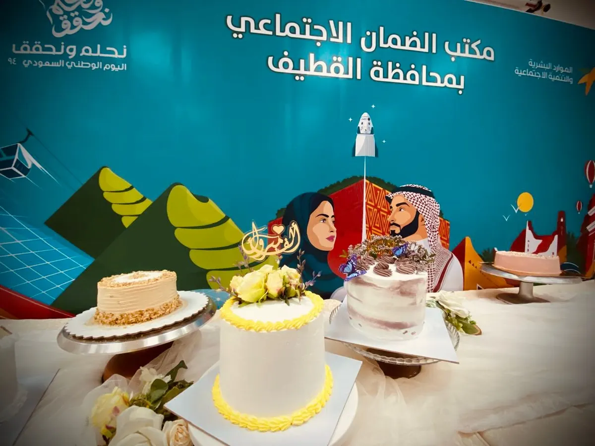 في ضمان القطيف.. وردة مويس تدرب 30 مستفيدة على «فن تزيين الكيك»