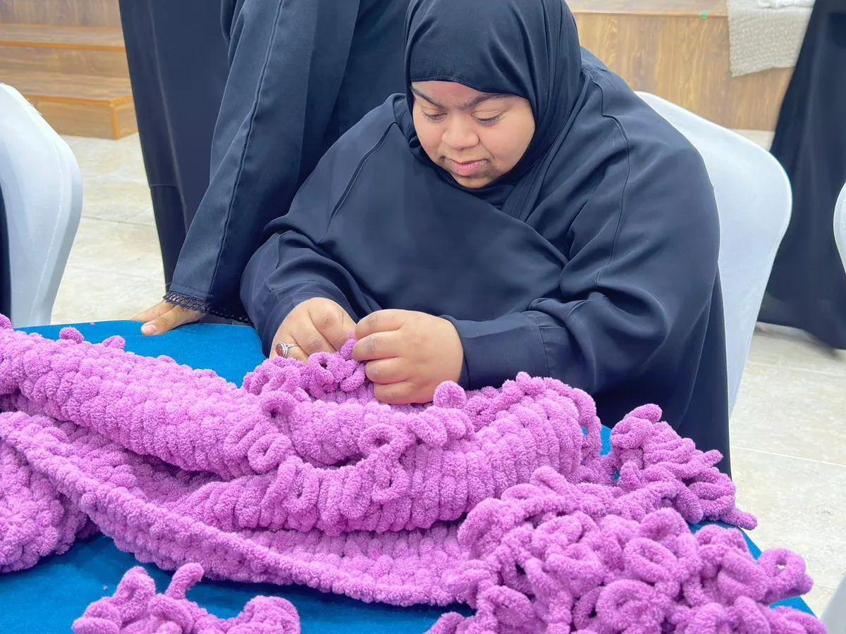 من أم الحمام.. شهربان آل عطية تستحضر أنس ليالي الشتاء بصنع بطانيات الكروشيه