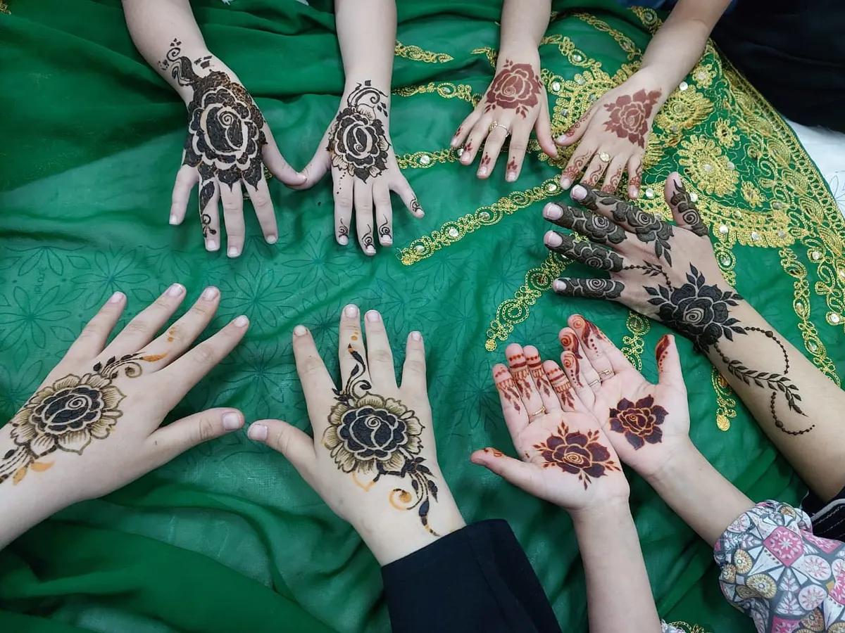 في ضمان القطيف.. «إيمان آل راشد» تدرب 30 على «فن نقش الحناء» بإبداعات فنية