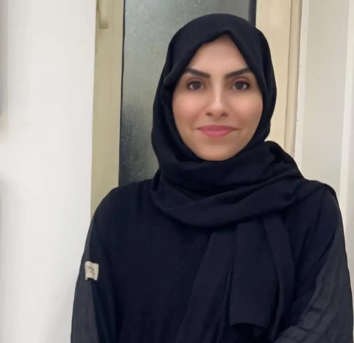 بـ16 لوحة.. التشكيلية يسرى الحماقي تكسر جمود جدران مركزي القطيف وترصف الطريق إلى المختبر بريشتها وألوانها