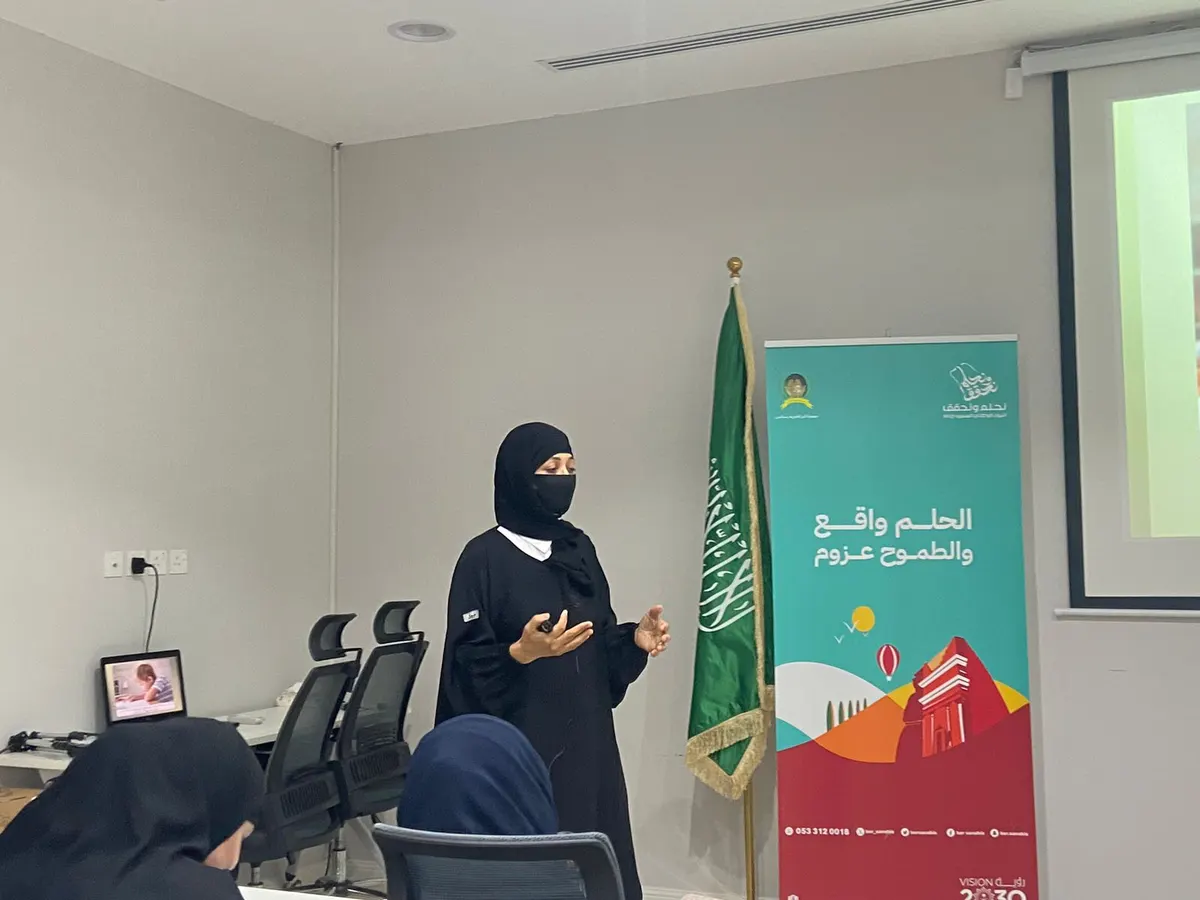 في بر سنابس… 20 مشاركًا يخوضون غمار تجربة الإلقاء الخطابي مع جنة آل ربح.. وعبد الله الحداد يطبق مفاهيمها بـ«ليش لا»