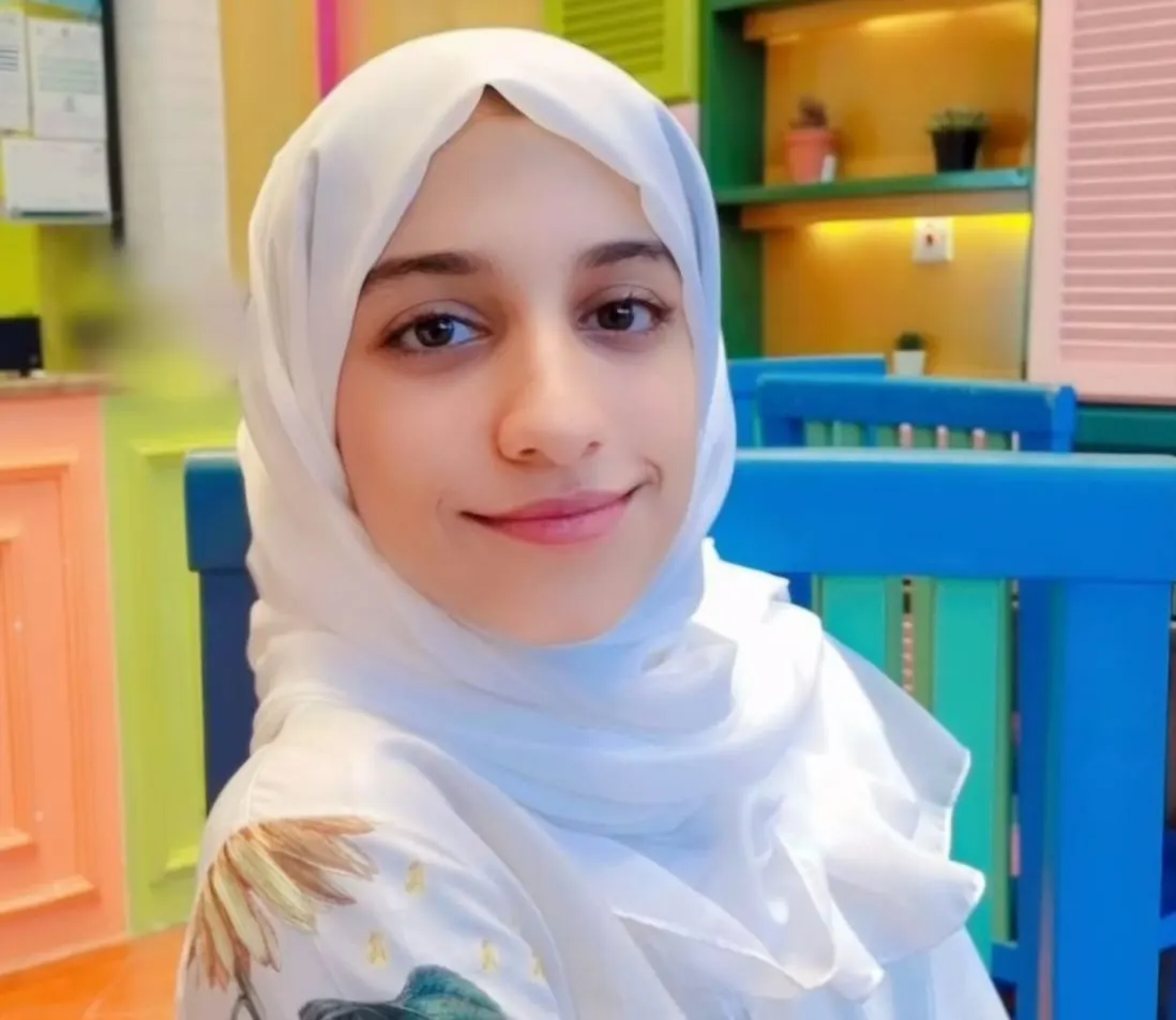 من القطيف.. بـ«ثمنها إجازة».. لين آل سيف موهبة ناشئة تستبدل الأجهزة الإلكترونية بالكتاب