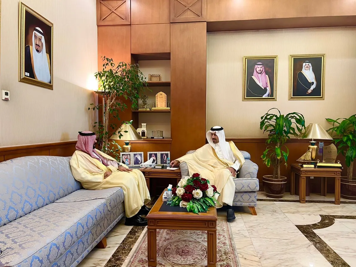 الخريف يلتقي المدير الجديد لمكتب وزارة الرياضة بمحافظة القطيف.. يحيى بن خلف العمور