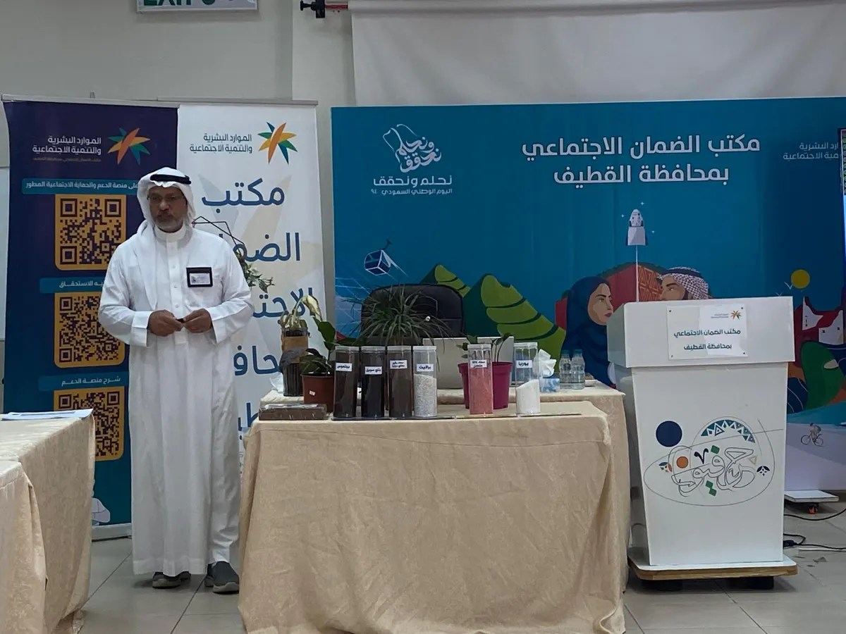«أحمد الفرج» يثقّف مستفيدي ضمان القطيف بكيفية العناية بالنباتات الداخلية