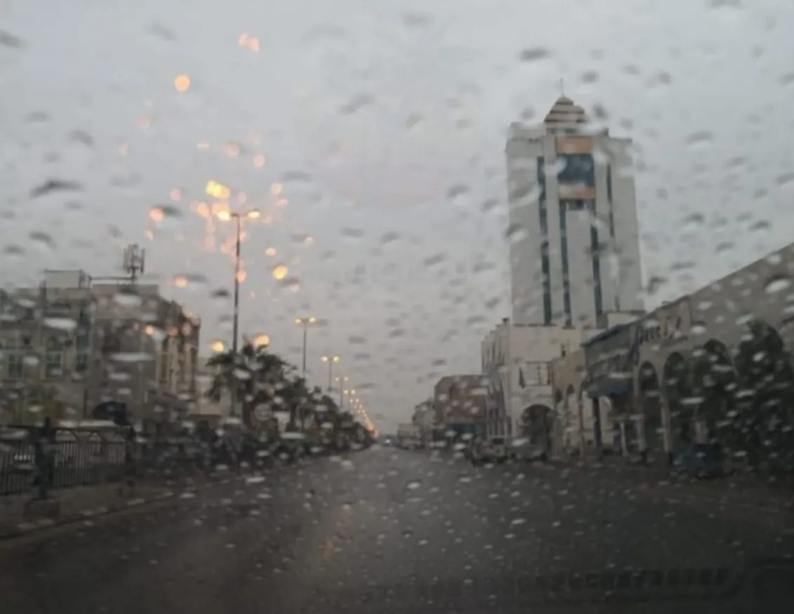 بعد يوم غائم.. الإنذار البرتقالي يلوِّن القطيف.. الأرصاد تتوقع أمطارًا متوسطة على المحافظة
