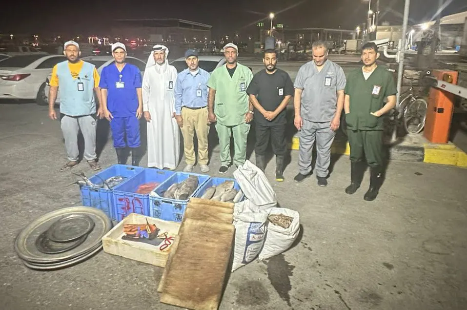 في سوق السمك المركزي بالقطيف.. جولة رقابية جديدة تضبط 275 كجم من الأسماك والروبيان الفاسد