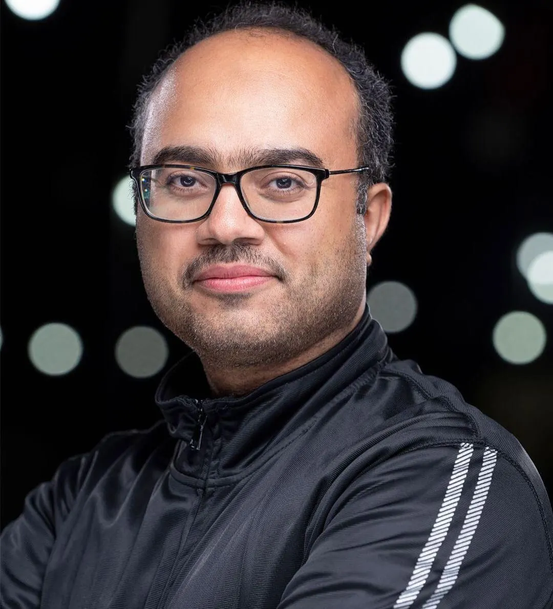 من أوجام القطيف.. بـ وميضين من عدسته.. الفوتوغرافي حسين آل هاشم يؤطر علاقة الإنسان بالإبل في «قصواء المدينة»