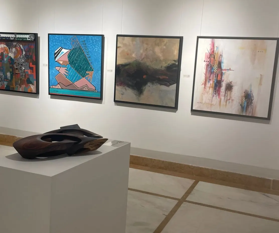 في مشاركتهم لـ تشكيليي المملكة.. نخيل المحافظة وسواحلها وماضيها ترتسم بريشة فناني القطيف على جدران دار نورة بالأحساء