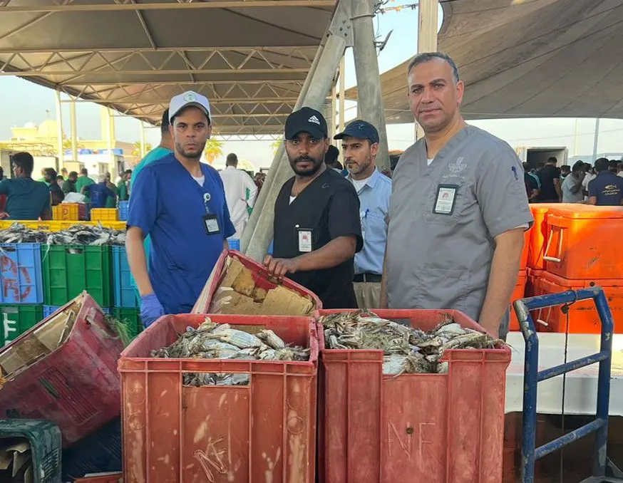 في سوق السمك المركزي بالقطيف.. جولة رقابية جديدة تضبط 35 ثلاجة غير صالحة للحفظ و195 كجم من الأسماك الفاسدة والمحظورة