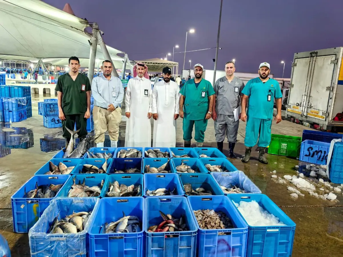 في القطيف.. إحباط محاولة إغراق سوق السمك المركزي بـ768 كجم من الأسماك الفاسدة