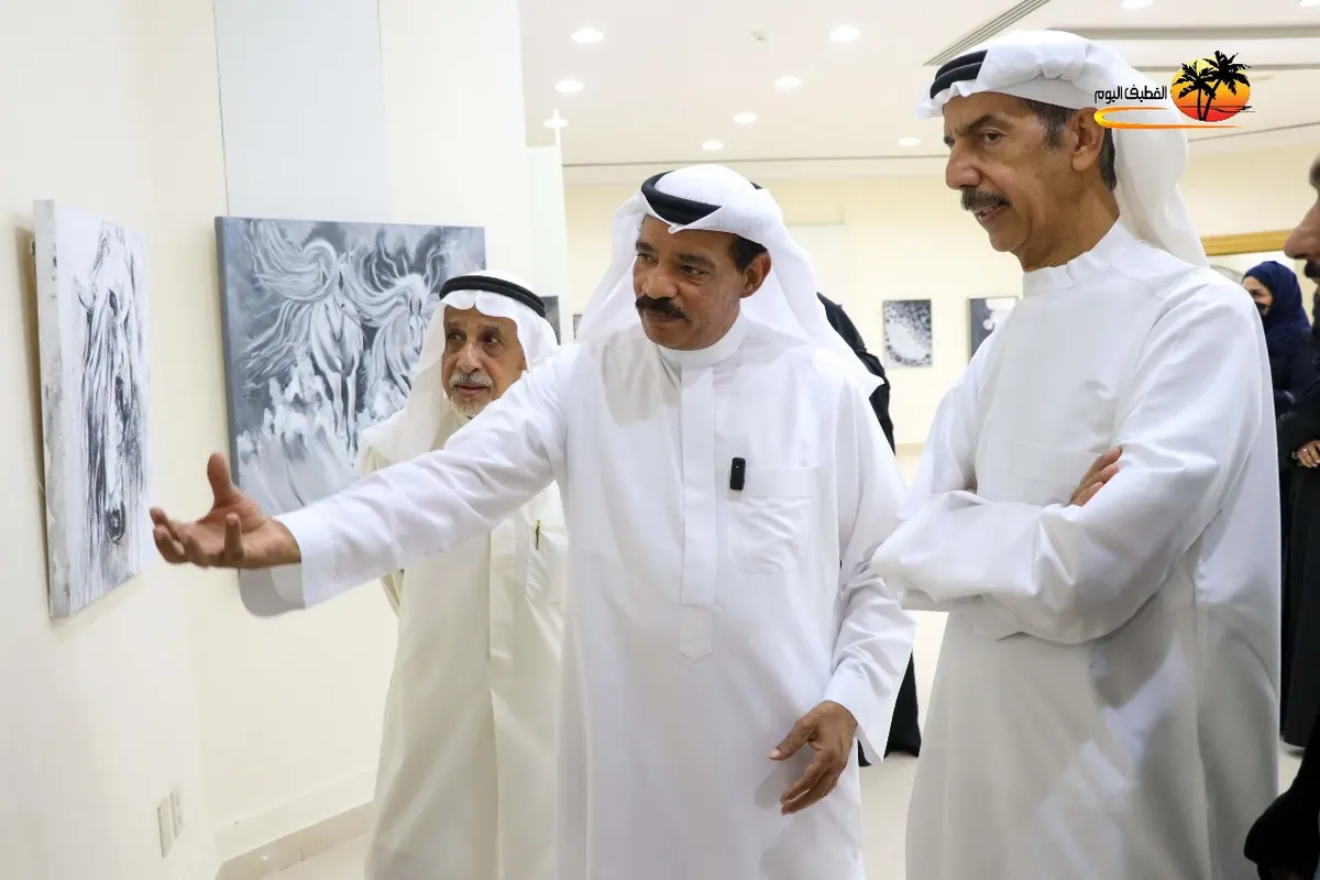 الفن لا يحتاج إلى الألوان.. 57 تشكيليًا يزينون جدران جمعية القطيف بـ«الأبيض والأسود»