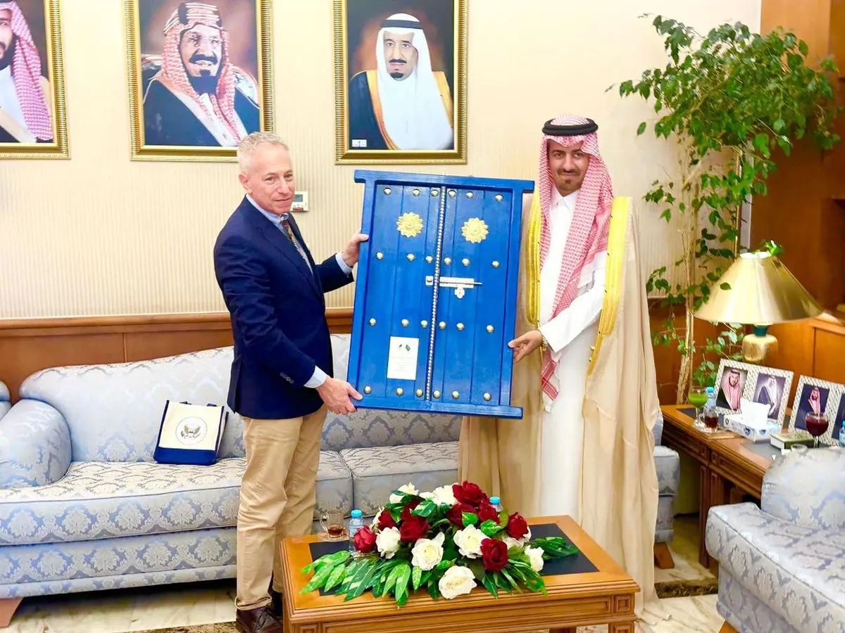 سفير الولايات المتحدة الأميركية لدى المملكة يصل القطيف.. التقى الخريف.. وزار عددًا من مواقع المحافظة التاريخية والحضارية.. صور