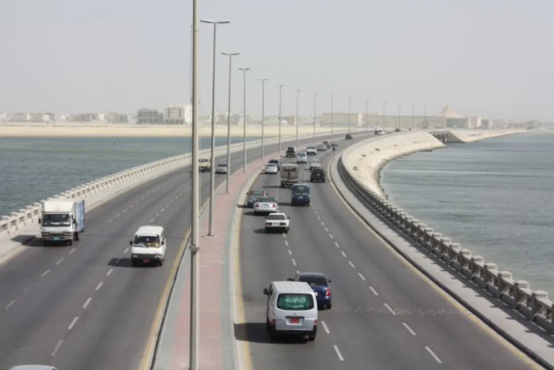 حادث شنيع على طريق الرياض بالقطيف.. وأنباء عن وفاة شخص وإصابة آخرين