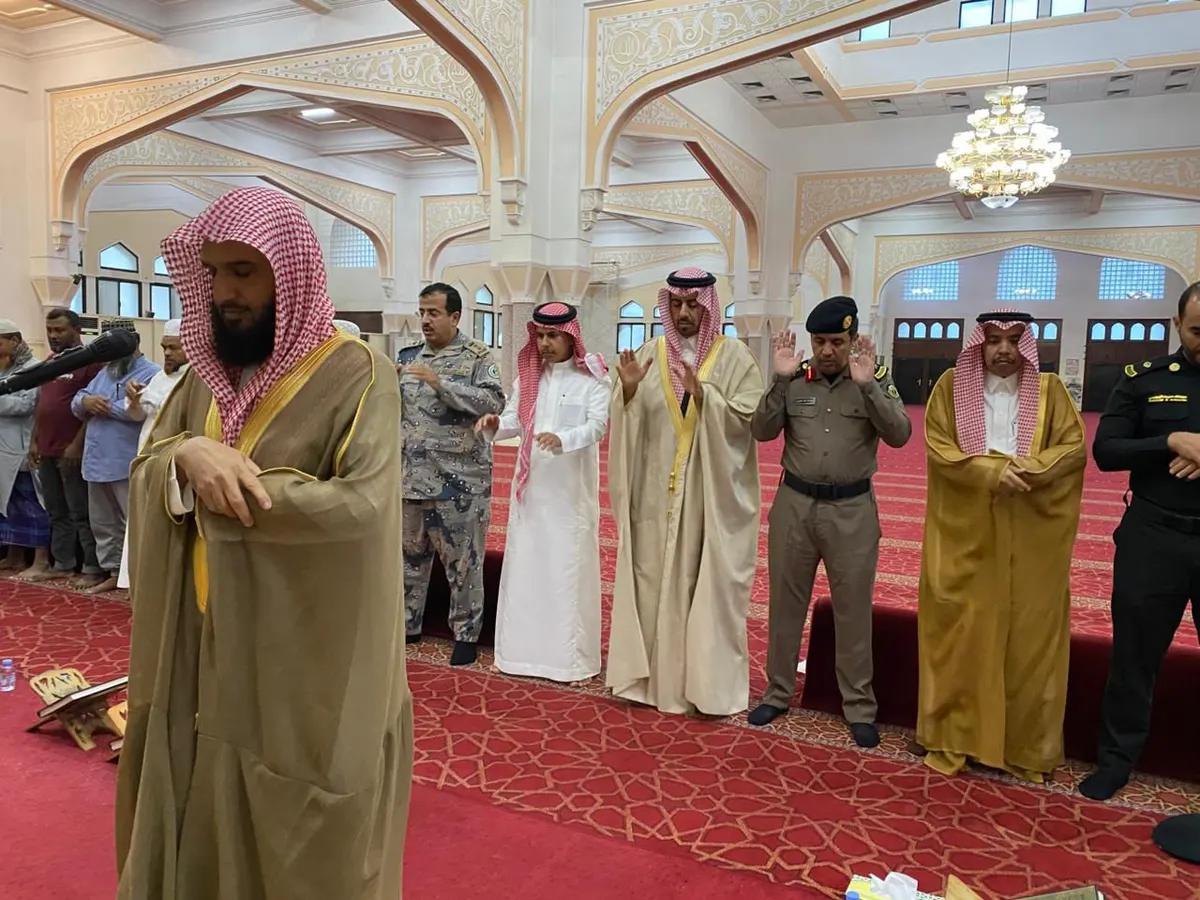 محافظ القطيف يؤدّي صلاة الاستسقاء
