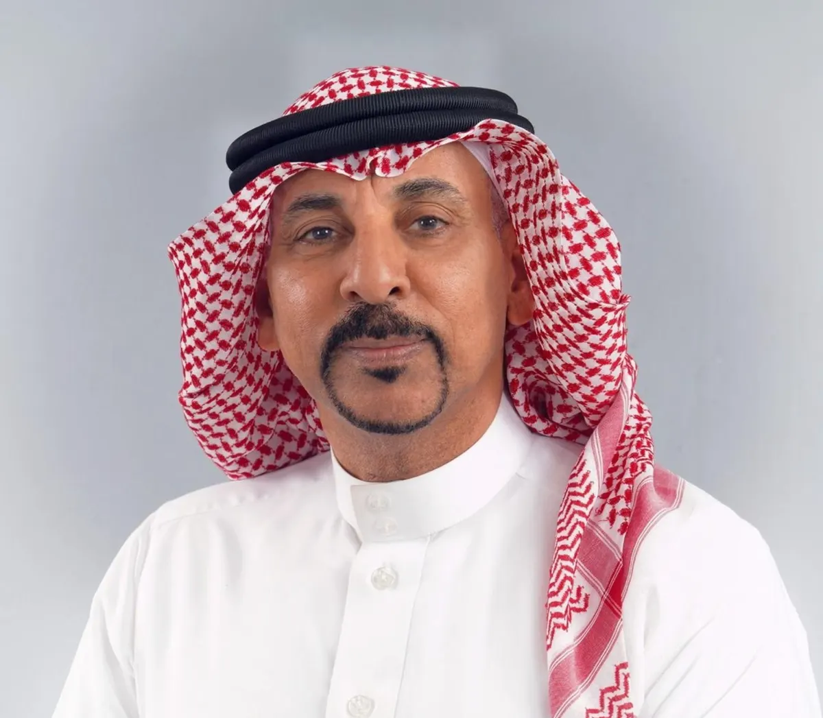 أَلا لَيتَ أَيّامَا مَضَينَ تَعودُ!