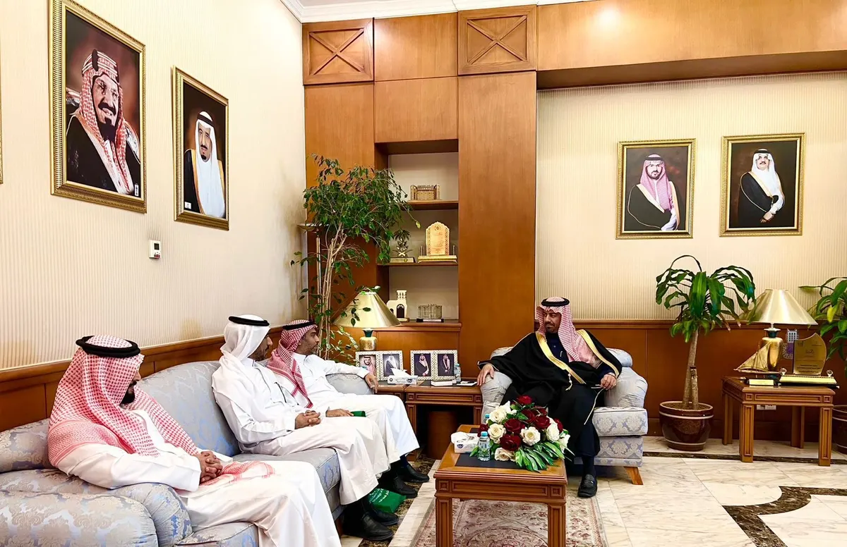 الخريف يلتقي عميد الكلية التقنية بالقطيف